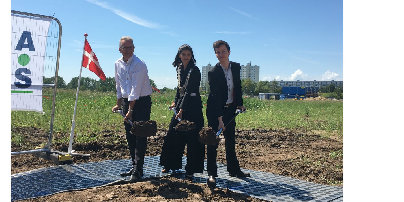 1. spadestik til Trongården blev taget fredag den 14. juni. Fra venstre ses: Adm. dir. i HHM A/S, Svend Pedersen, borgmester i Lyngby-Taabæk Kommune, Sofia Osmani og CEO i ELF Development, Ludvig Find.